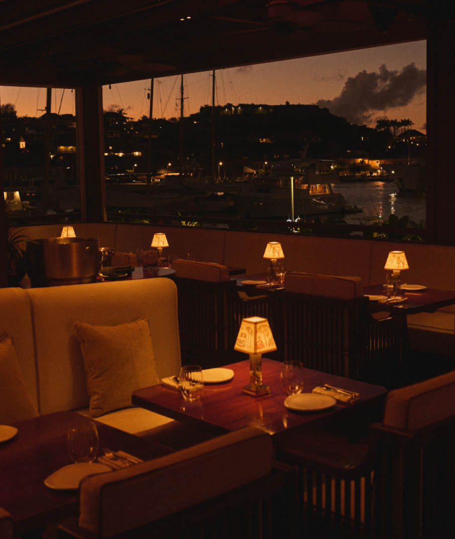 Plage de Pampelonne – rangées de transats et parasols blancs face à la Méditerranée