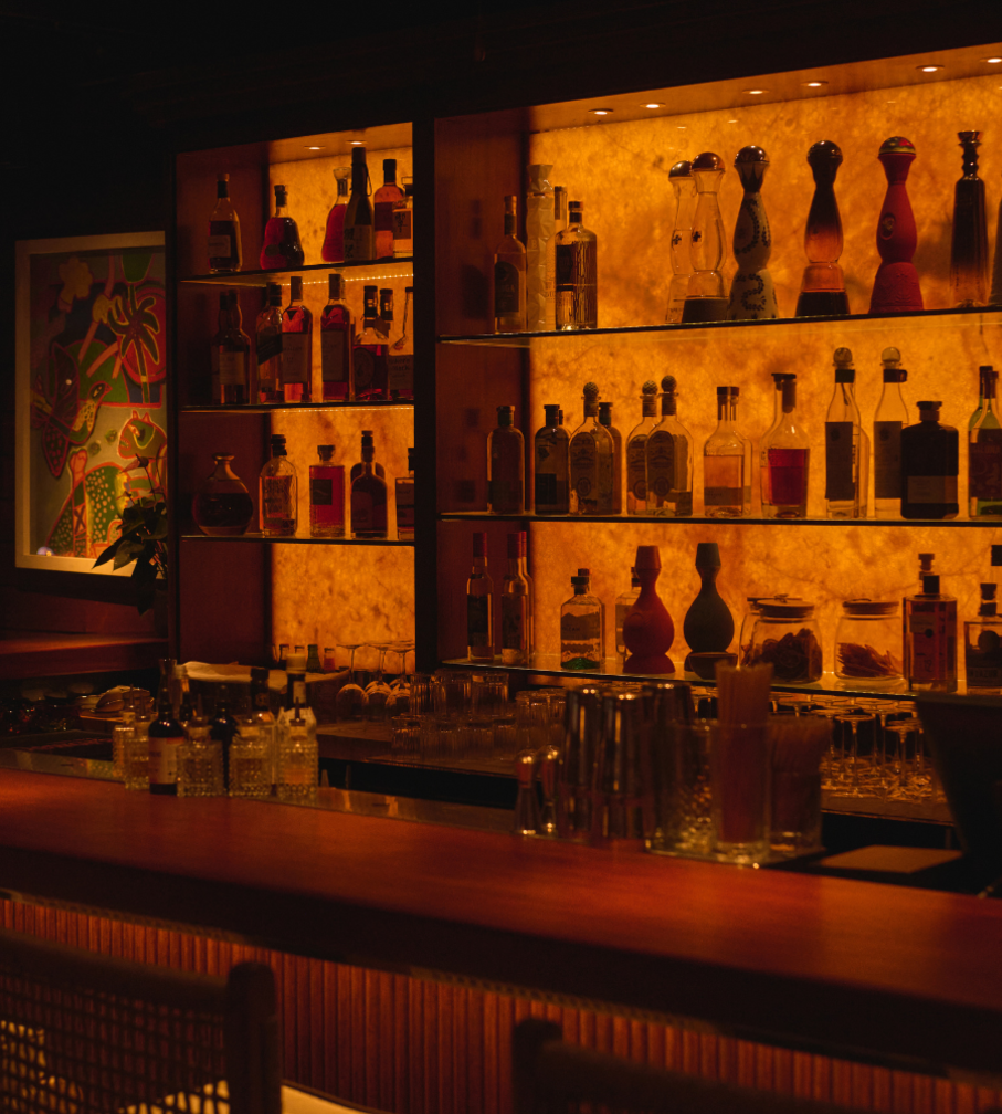 Bar en terrasse du restaurant de plage Pampelonne, pergola bois et ambiance méditerranéenne